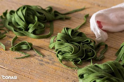 Pasta fresca de espinaca recién hecha