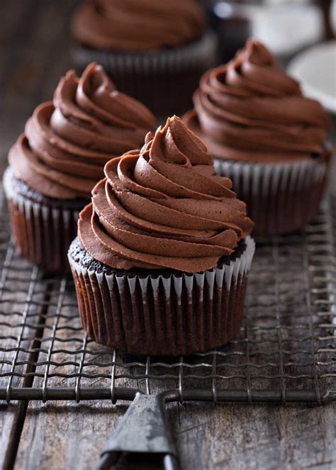 Imagen de un cupcake con frosting y relleno de manjar