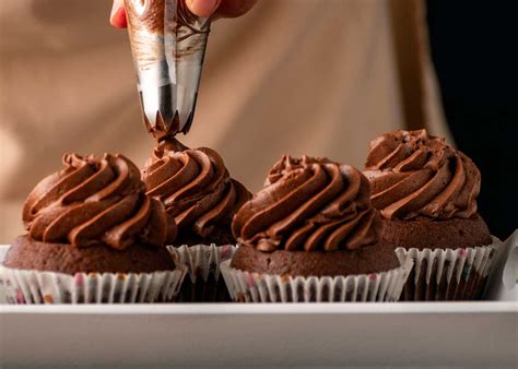 Imagen de la aplicación de frosting en cupcakes con boquilla rizada
