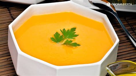 Plato de crema de calabaza cremosa, decorado con perejil fresco