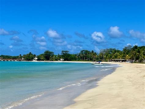 Playa de arena blanca y palmeras en Corn Island