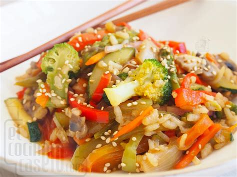 Plato terminado de wok de verduras con soja y semillas de sésamo