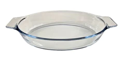 Fotografía de una asadera de vidrio con asas anchas, mostrando un platillo horneado en su interior
