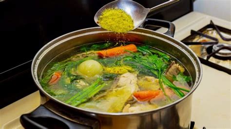 Capa de grasa solidificada en la superficie de un caldo frío.