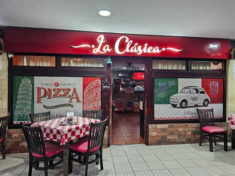 Interior del local con estética tradicional porteña y estilo de pizzería clásica