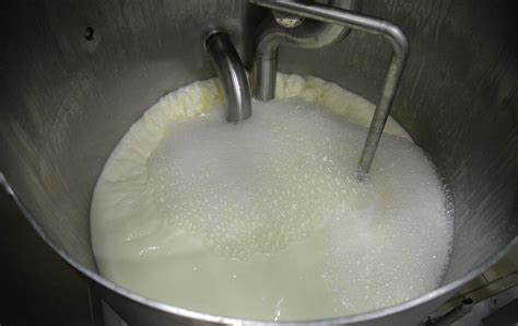 Foto del proceso de calentamiento de la leche de soja en un cazo