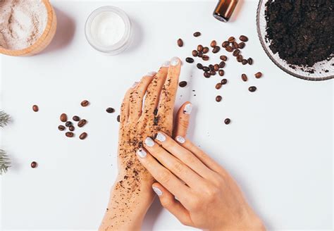 Manos aplicando un exfoliante de coco en la piel
