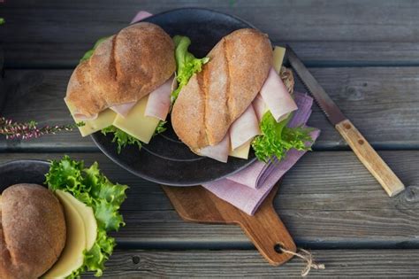 Foto de varios sándwiches preparados con pan ciabatta
