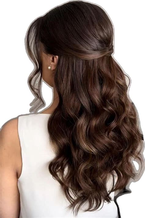 Foto de una mujer con el cabello largo peinado hacia un lado, mostrando su elegancia.