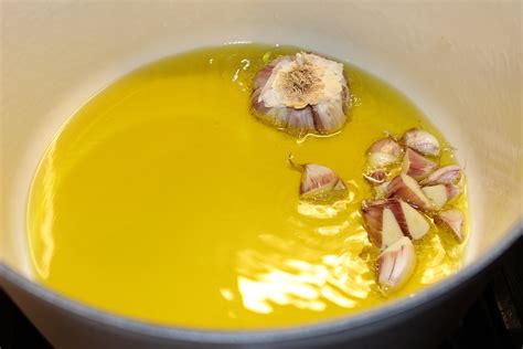 ilustración mostrando patatas y cebolla pochándose en aceite de oliva