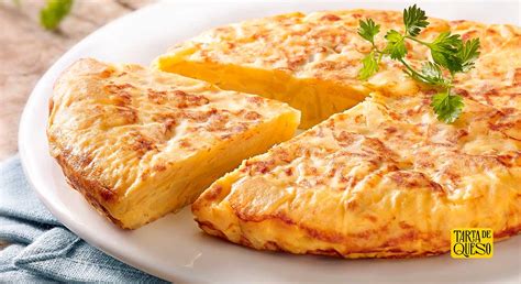 foto apetitosa de una porción de tortilla española servida con ensalada