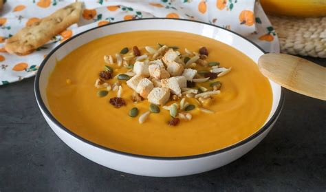Plato de crema de calabaza y brócoli