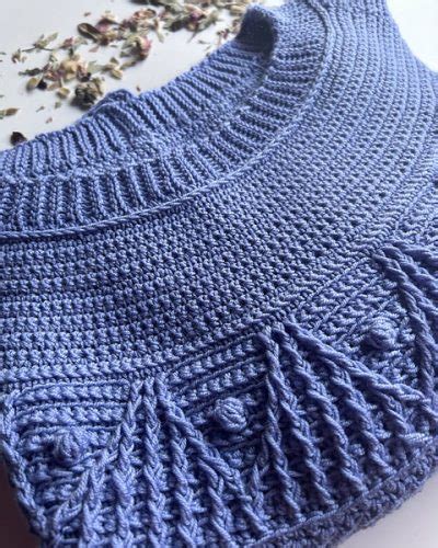 Fotografía de un cárdigan de ganchillo con canesú circular en punto popcorn