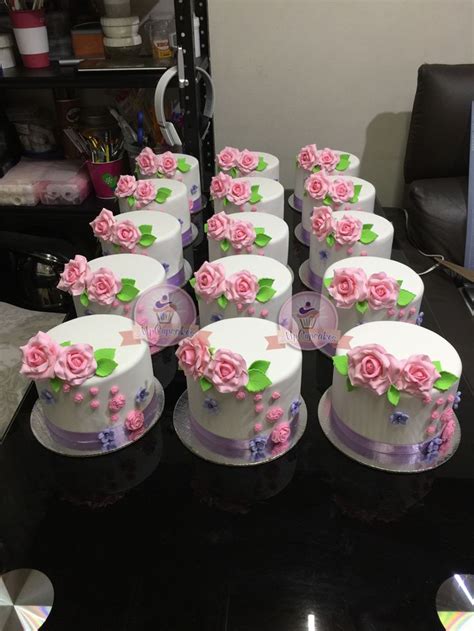Diseño de mini tortas individuales decoradas