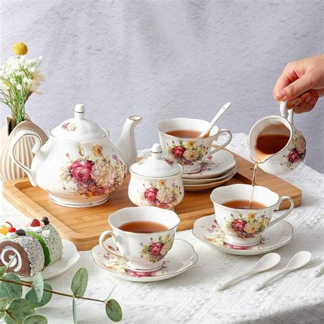 Ilustración histórica de una ceremonia del té británica con vajilla de porcelana.