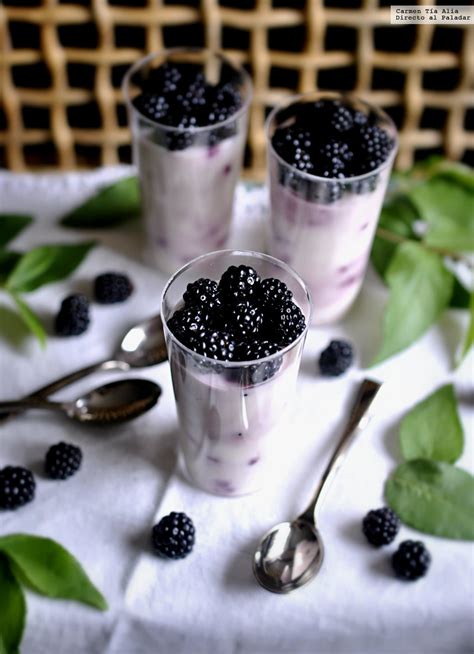 Chupitos de crema de cheesecake de yogur y moras