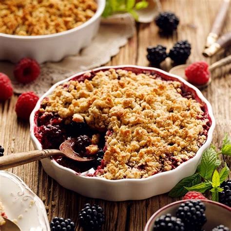 Surtido de postres con moras: tartas, helado, clafoutis