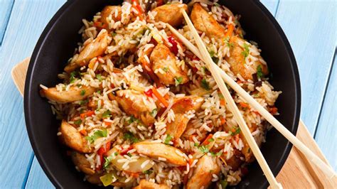 Wok con arroz integral, pollo y champiñones con semillas de sésamo
