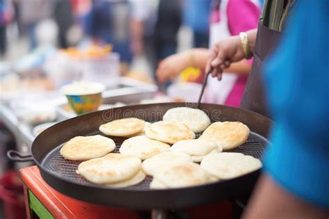 Fotografía de un puesto callejero vendiendo arepas dominicanas