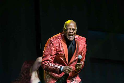 Fotografía de Johnny Ventura en una actuación, representativa de la modernización del merengue