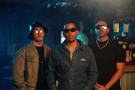 Fotografía del grupo Ilegales en una actuación en vivo