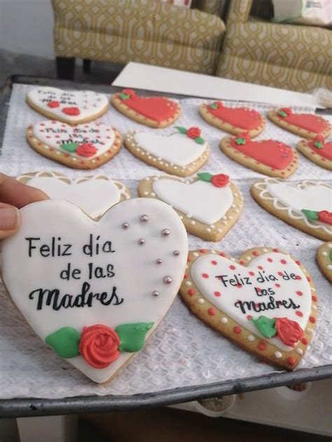 Variedad de tartas decoradas para el Día de la Madre