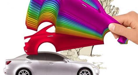 Mecánico automotriz mezclando colores de pintura