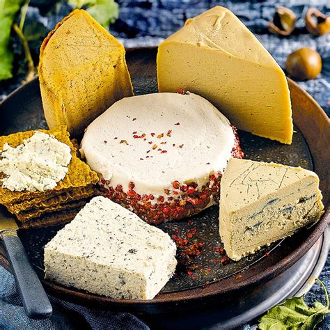 Fotografía de quesos veganos artesanales con texturas gourmet y presentaciones elegantes