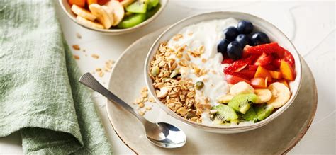 Ilustración de un tazón de yogur de leche de cabra fresco con frutas y granola.