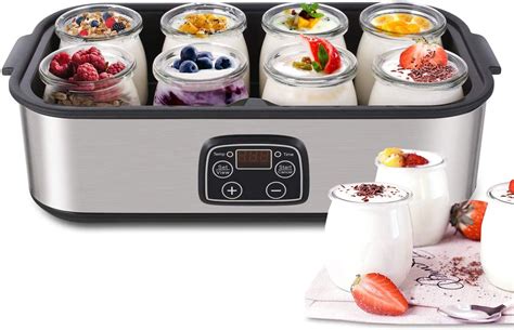 Imagen de una yogurtera casera con varios vasitos.