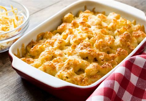 Plato de macarrones con salsa blanca y queso gratinado