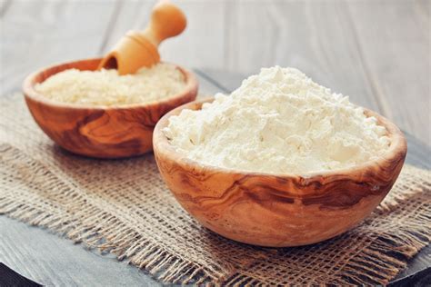 Ingredientes naturales para mascarillas faciales, incluyendo harina de arroz en un bol