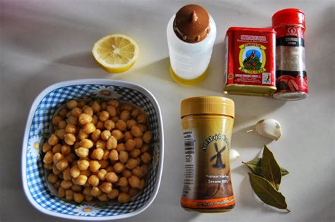 Esquema visual de los ingredientes para el puré: garbanzos, tahina, comino y pimentón