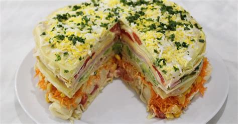 torta de panqueques en capas con relleno