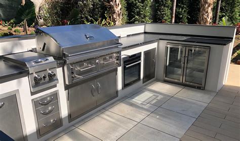 Diseño de cocina exterior con barbacoa encastrable Napoleon