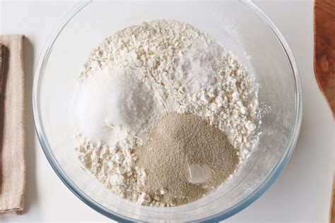 Esquema de ingredientes secos y húmedos mezclándose en un bol grande