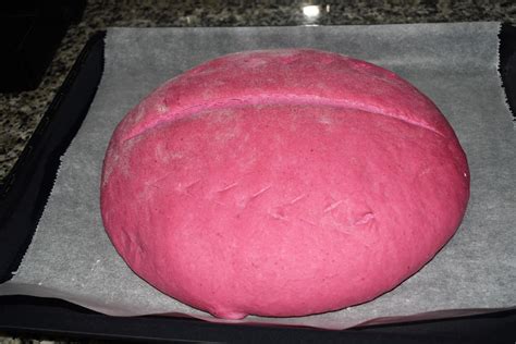 Masa de pan de remolacha con sal sobre una superficie aceitada
