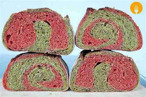 Pan de espinacas y remolacha con dibujo marmolado ya horneado y rebanado