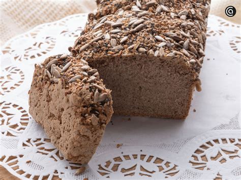Pan chato de betarraga sin gluten ya horneado con semillas de sésamo