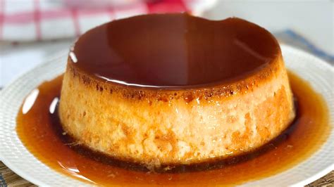 Fotografía gastronómica de un flan de vainilla servido en un plato, mostrando su textura suave y el caramelo líquido.