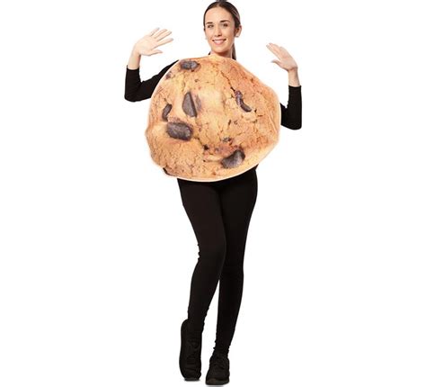 Foto de una persona adulta vistiendo un disfraz de galleta con chispas de chocolate