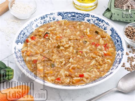Imagen de ingredientes frescos: lentejas secas, arroz, cebolla, zanahoria y especias.
