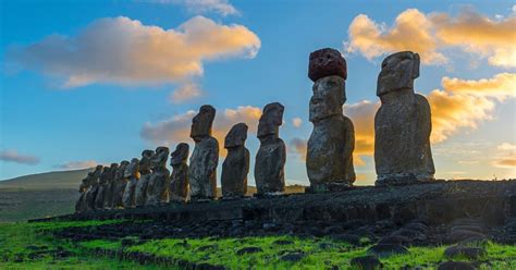 Foto de los moáis en Rapa Nui, mostrando la riqueza cultural del pueblo