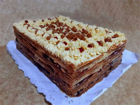 Torta mil hojas con manjar y nueces