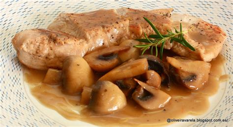 Plato terminado de pechuga de pavo en salsa de champiñones servido con guarnición