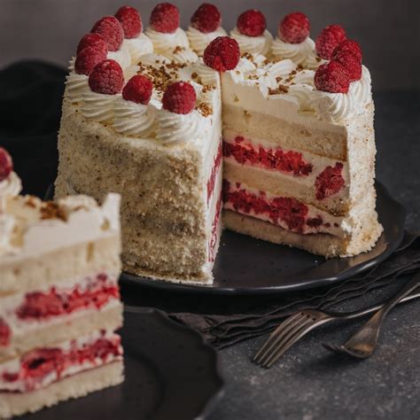 Esquema visual de las capas de una torta: bizcocho, crema, frutillas, bizcocho