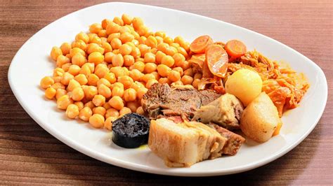 Imagen de un plato de cocido de garbanzos tradicional