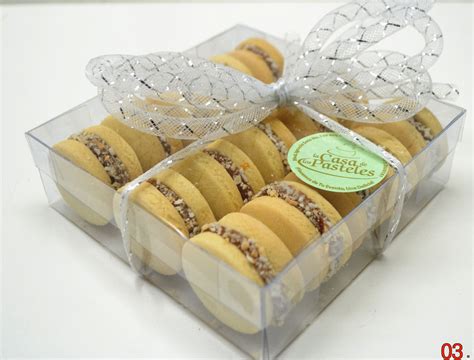 Diseño de empaque profesional para alfajores con colocación estratégica de adhesivos de marca