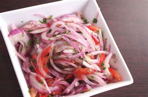 ensalada de tomate fresco con cebolla morada y perejil