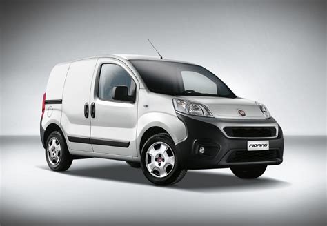 Foto frontal del Fiat Fiorino mostrando su diseño renovado y faros elevados